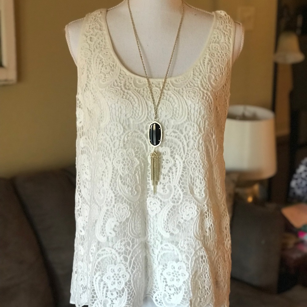 Beautiful CABi sleeveless top. 🌺